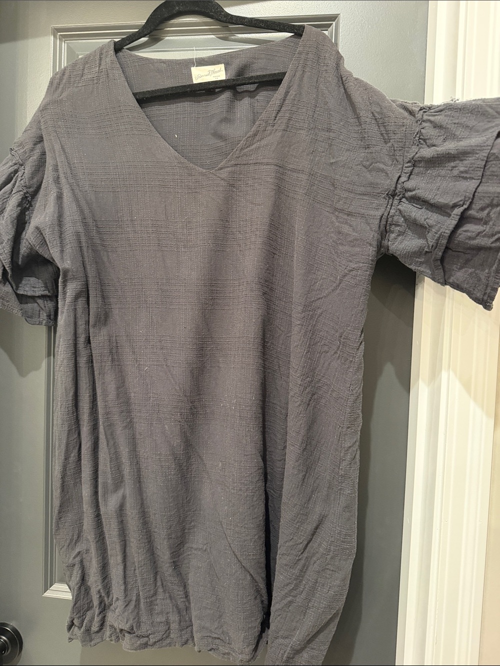 Universal Thread Women’s V-Neck Gray Gauze Dress with flutter sleeve